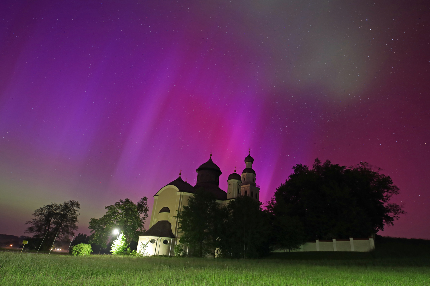 Polarlicht hinter der Wallfahrtskirche Maria Birnbaum