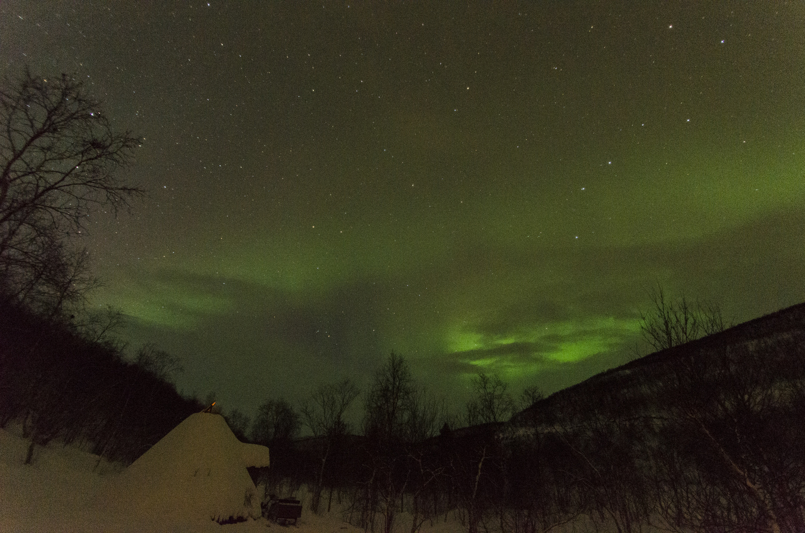 Polarlicht in Utsjoki bei einer "Kota" (das ist ein "festes Zelt" der Lappen)