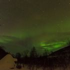 Polarlicht in Utsjoki bei einer "Kota" (das ist ein "festes Zelt" der Lappen)