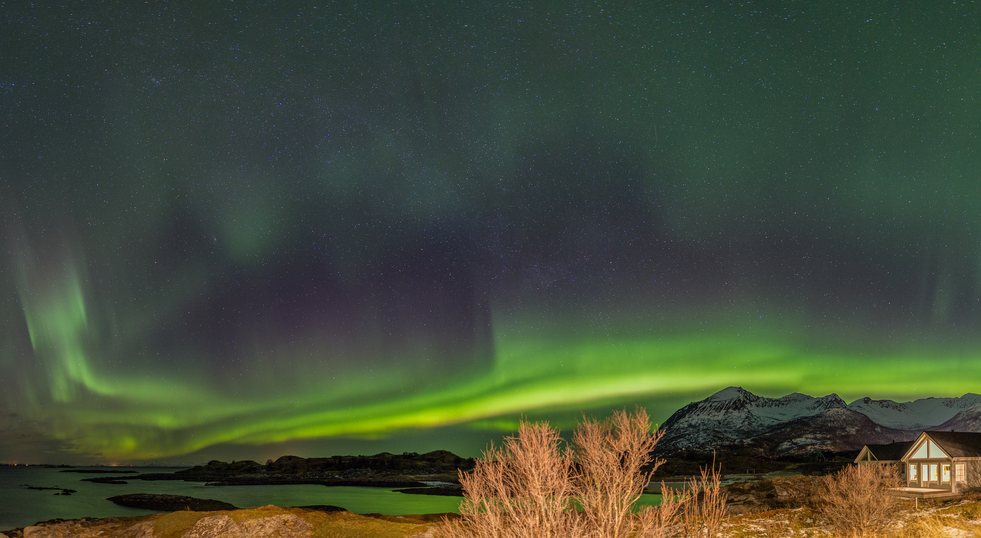 Polarlicht-Panorama auf der Insel Senja