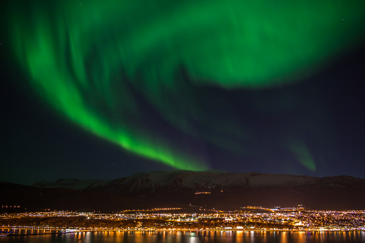 Polarlicht über Akureyri (Island)