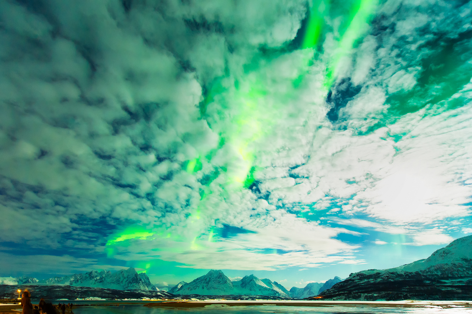 Polarlicht über den Wolken