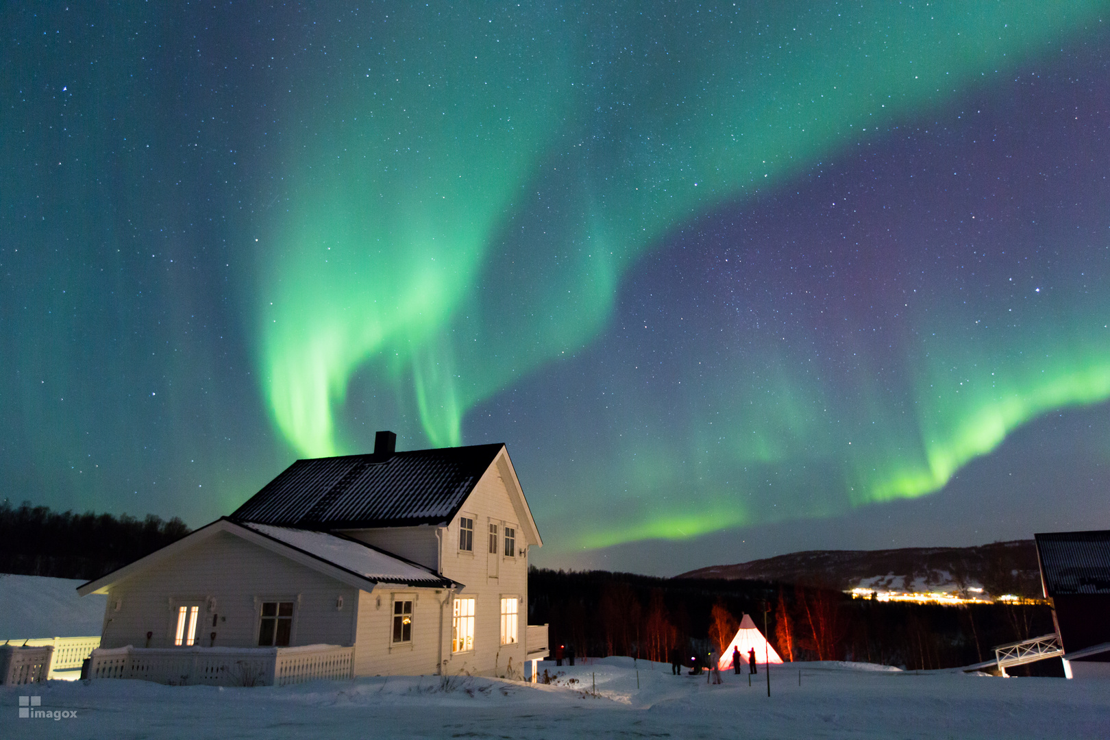 Polarlicht über einem Haus in Finnsnes