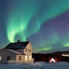 Polarlicht über einem Haus in Finnsnes