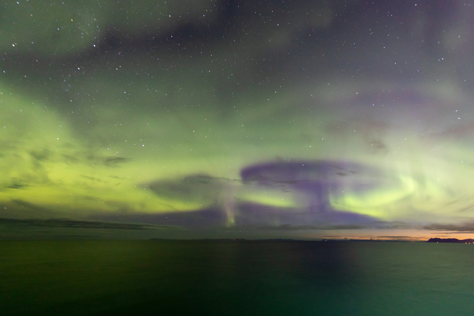 Polarlicht über einem Pilz vor Island