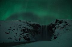 Polarlicht über Skogafoss