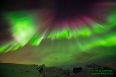 Polarlicht-Vorhang mit grossen Wagen