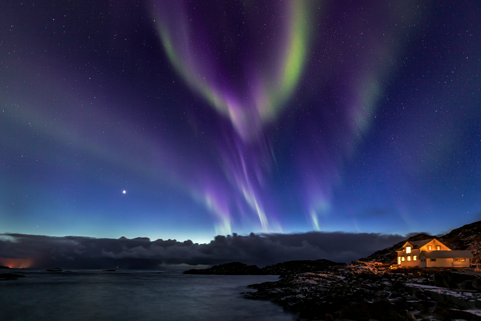 Polarlicht zur blauen Stunde