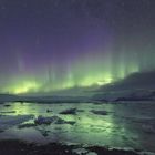 Polarlichter mit Spiegelung in der Gletscherlagune