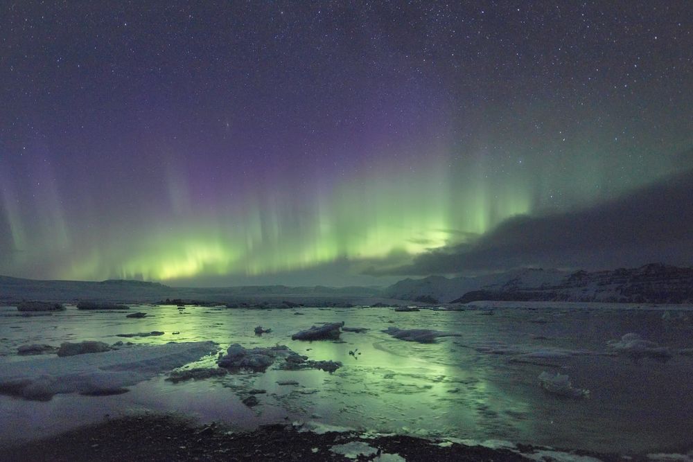 Polarlichter mit Spiegelung in der Gletscherlagune