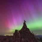 Polarlichter über dem Fliegerdenkmal in der Rhön 