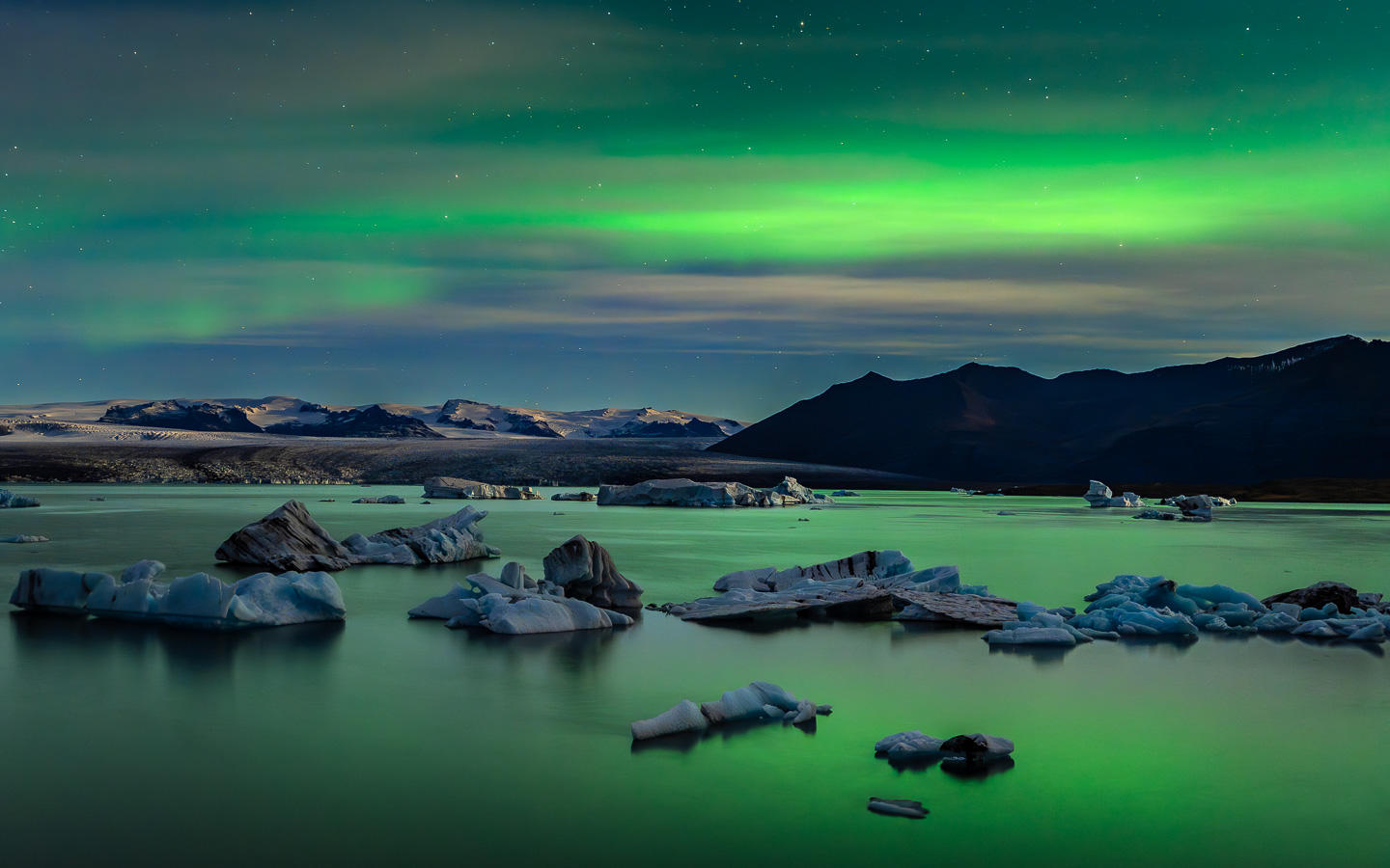 Polarlichter über der Jökulsárlón Glacier Lagoon