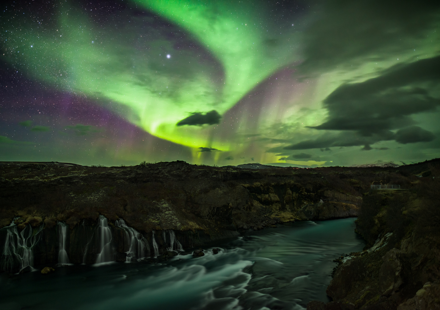 Polarlichter über Hraunfossar