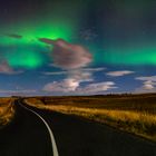 Polarlichter über Islands Straßen
