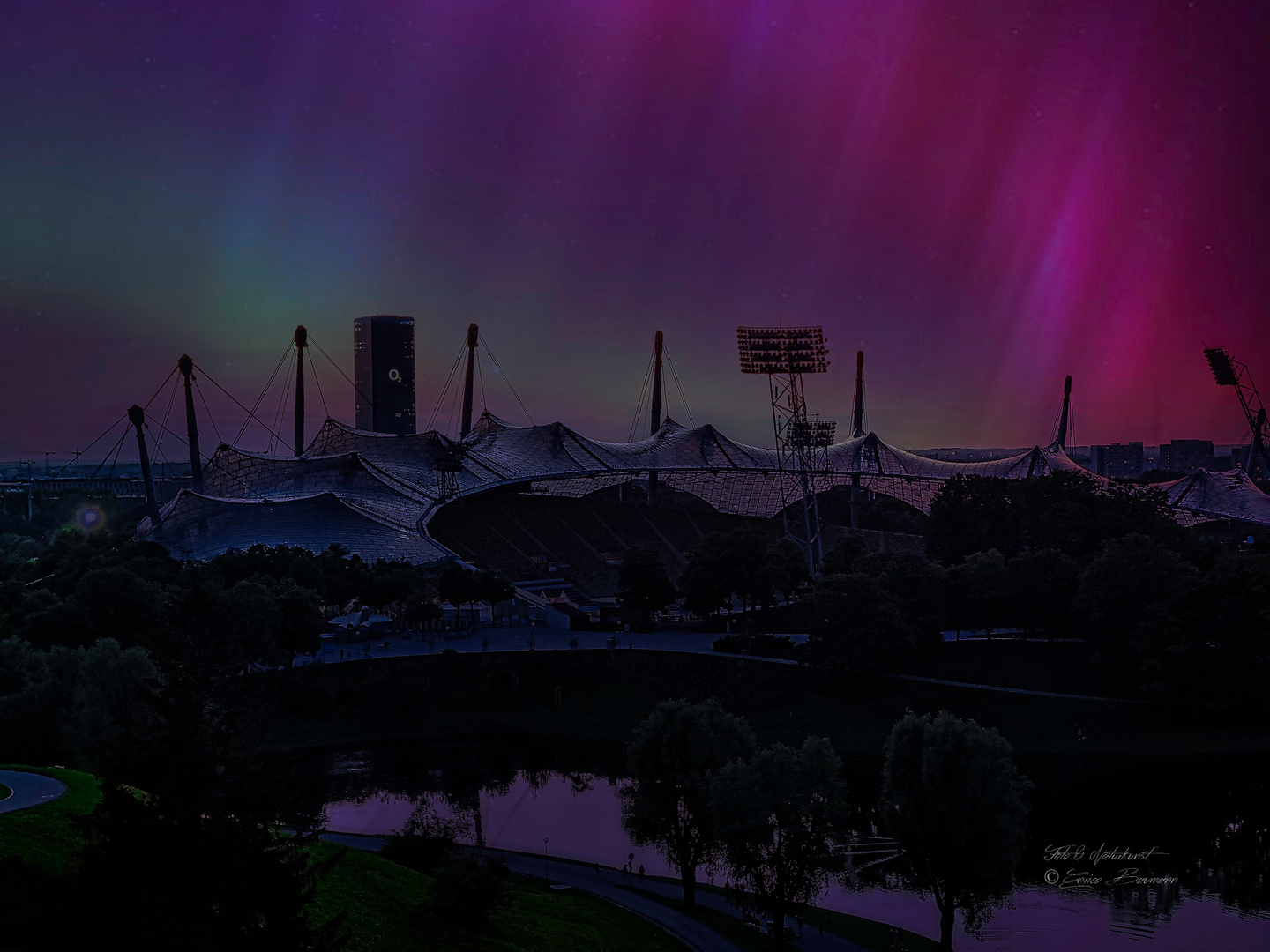 Polarlichter über Münchens Olympiastadion/Olympiapark