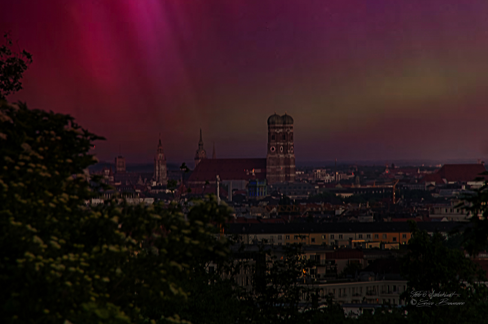 Polarlichter über Münchens Olympiastadion/Olympiapark