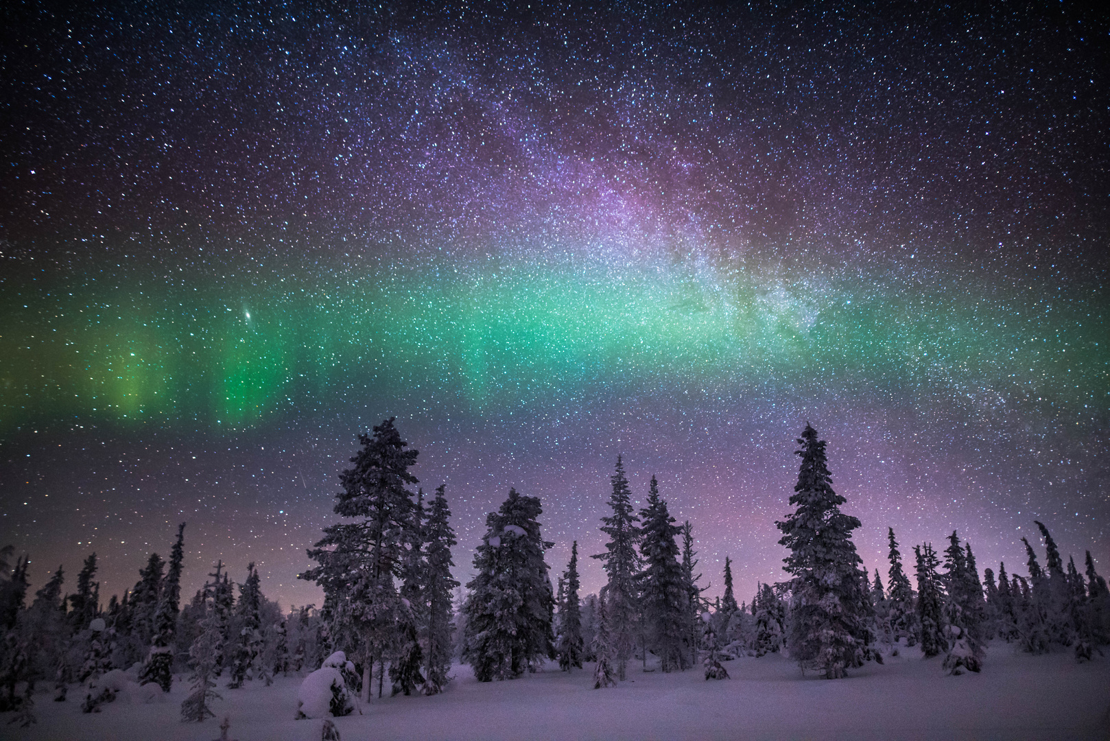 Polarlichter und Michstraße im Urho Kekkonen National Park