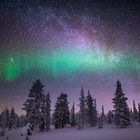 Polarlichter und Michstraße im Urho Kekkonen National Park