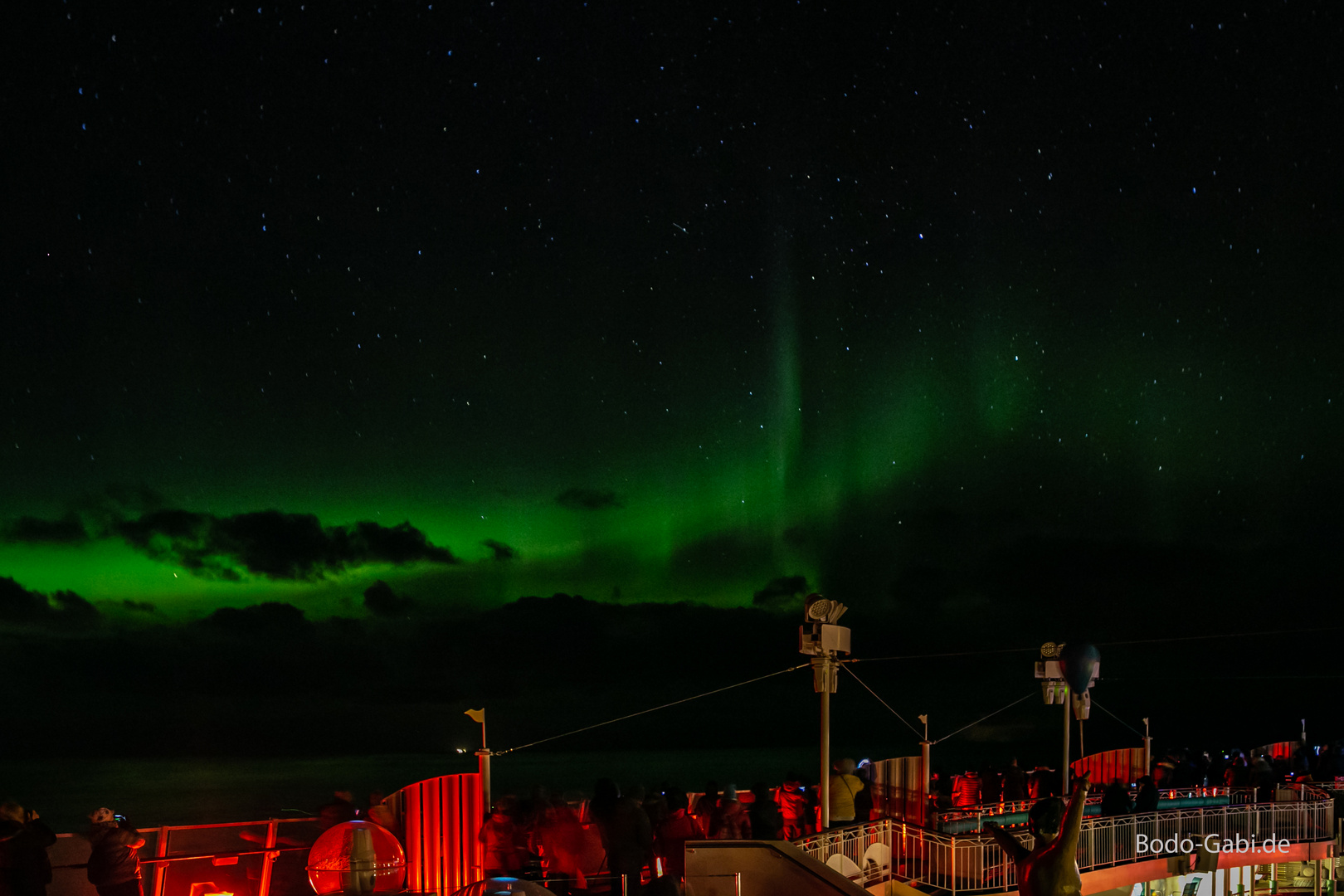 Polarlichter und rauhe See