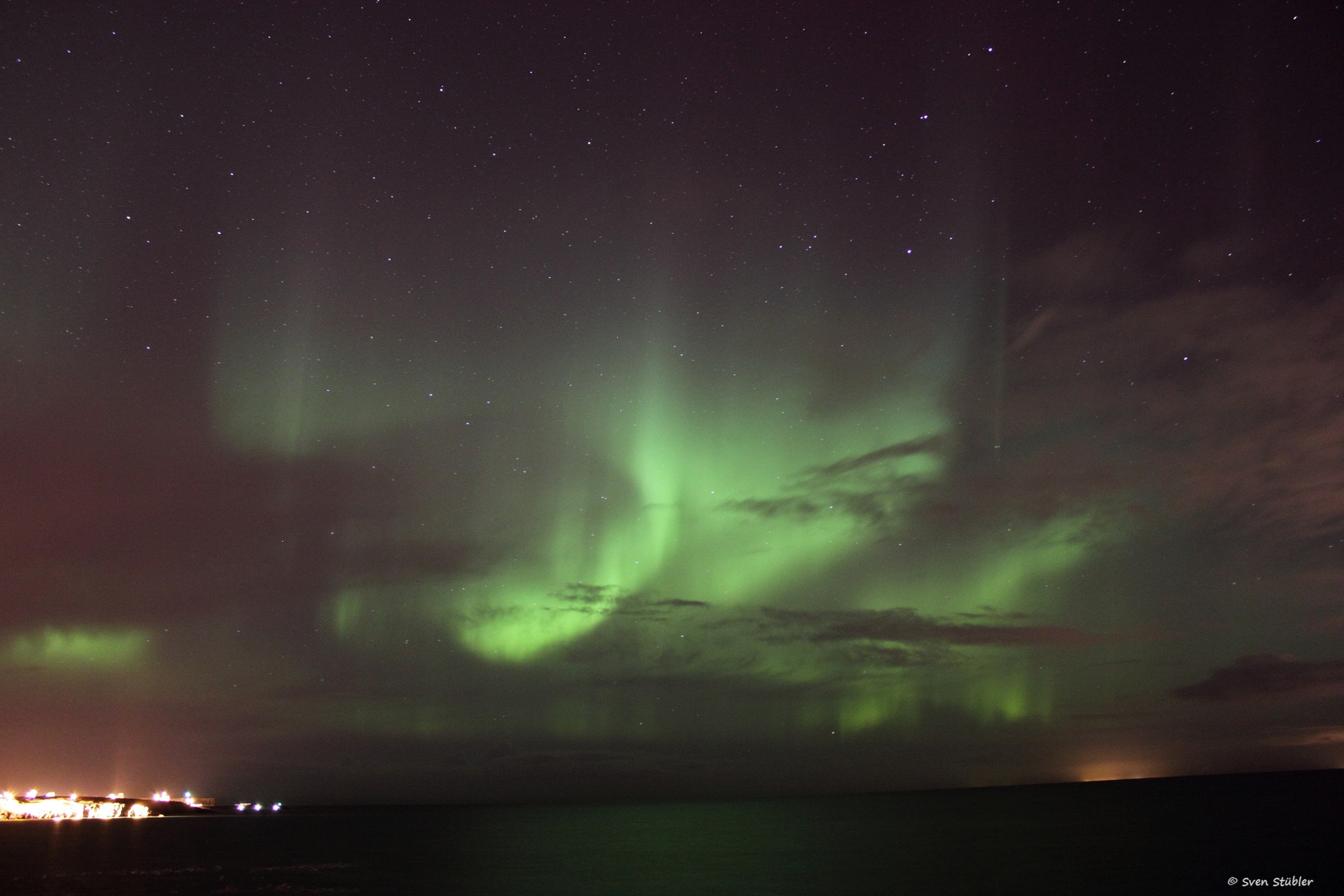 Polarlichtshow an der Küste von Keflavik