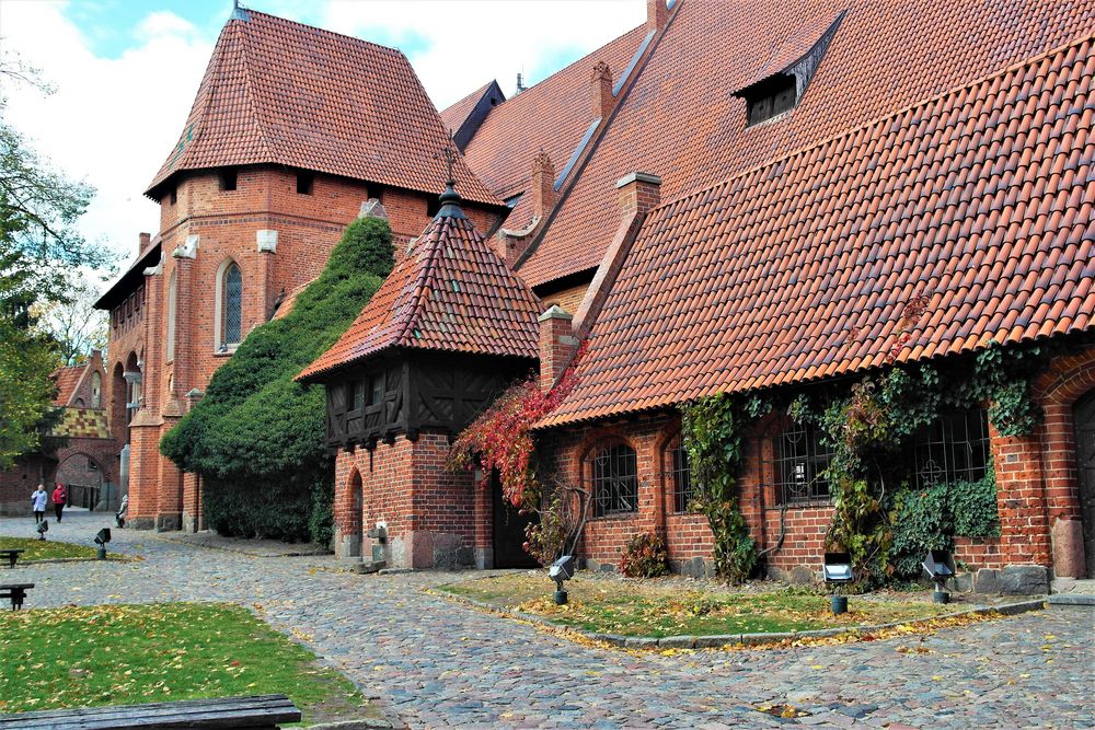 Polen: Ordensburg Marienburg  Fachwerk mit Turmspitze und Dachlandschaften