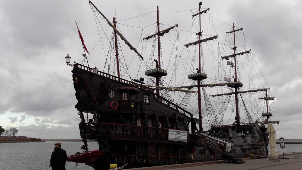 Polen :Piratenschiff mit Gastronomie