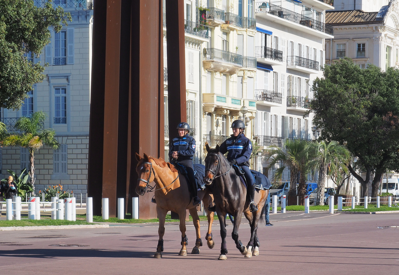 Police montée sur la Promenade des Anglais