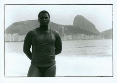 Policeman Copacabana im Hintergrund der Zuckerhut