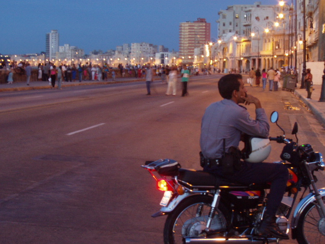 Policia mit Motorrad am Malecon