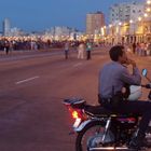 Policia mit Motorrad am Malecon