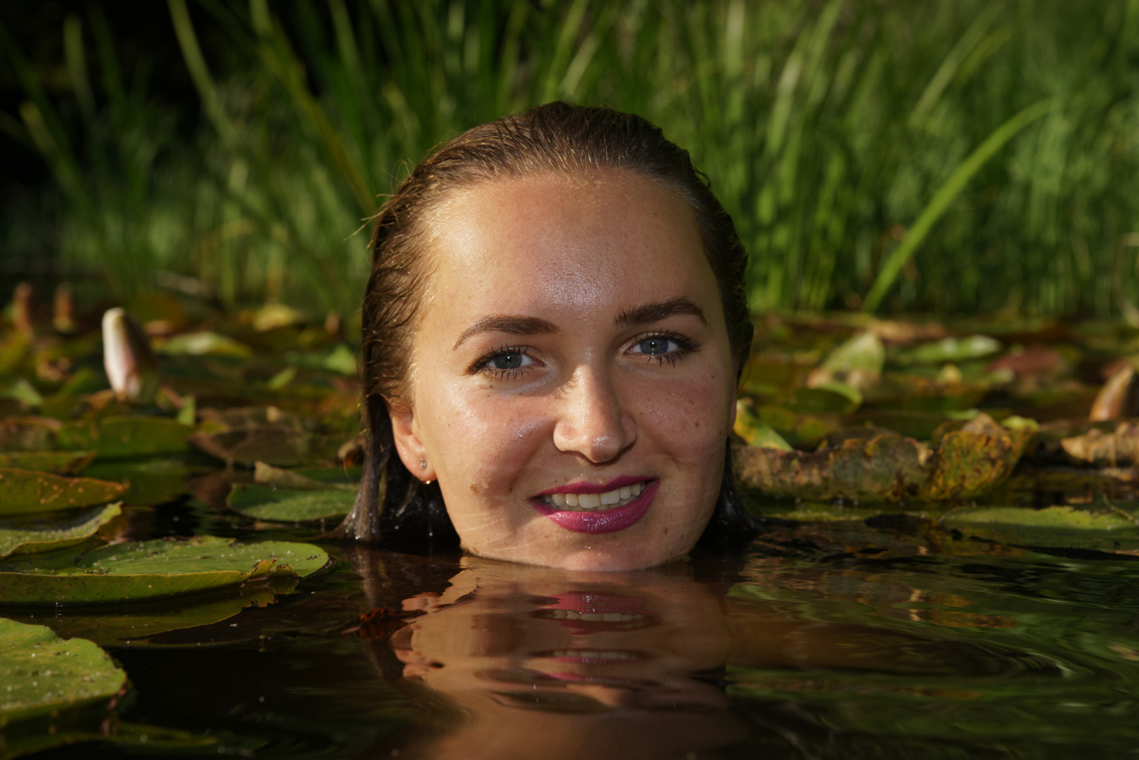 Polina lächelt im Teich