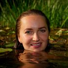 Polina lächelt im Teich