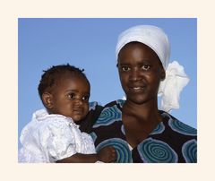 politically correct: Farbigen-Foto? Schwarz-Weiß-Foto? Wie auch immer, Mutter mit Kind in Namibia