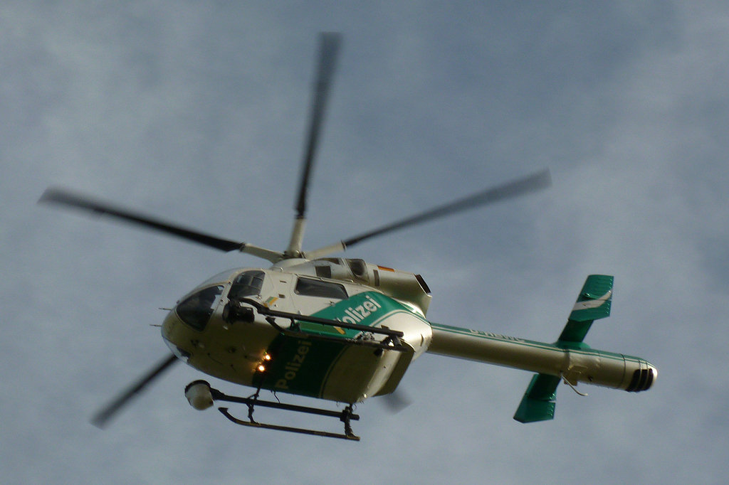 Polizei-Hubschrauber im Überflug