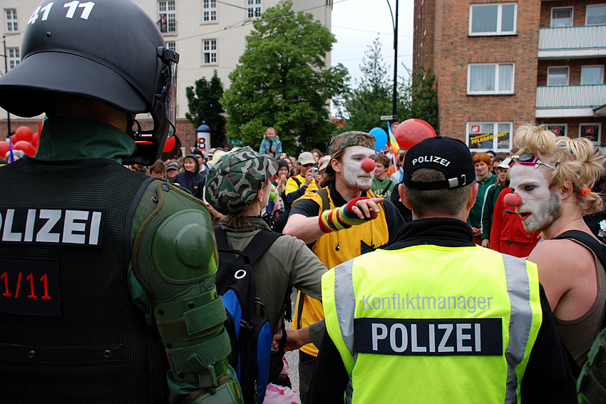 Polizei-Konfliktmanager und Pappnasen