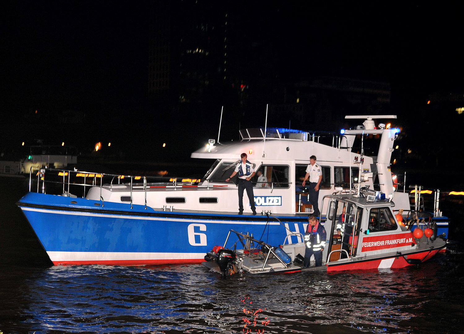 Polizei rettet Feuerwehr beim Einsatz