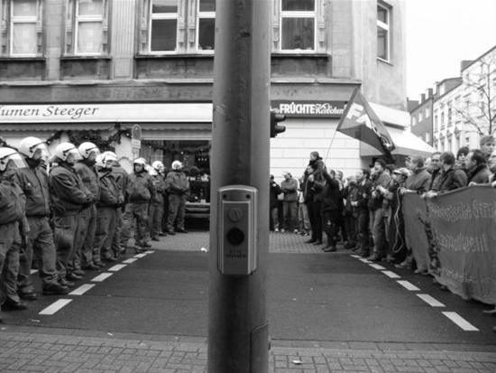 Polizei und demonstranten warten auf GRÜN!