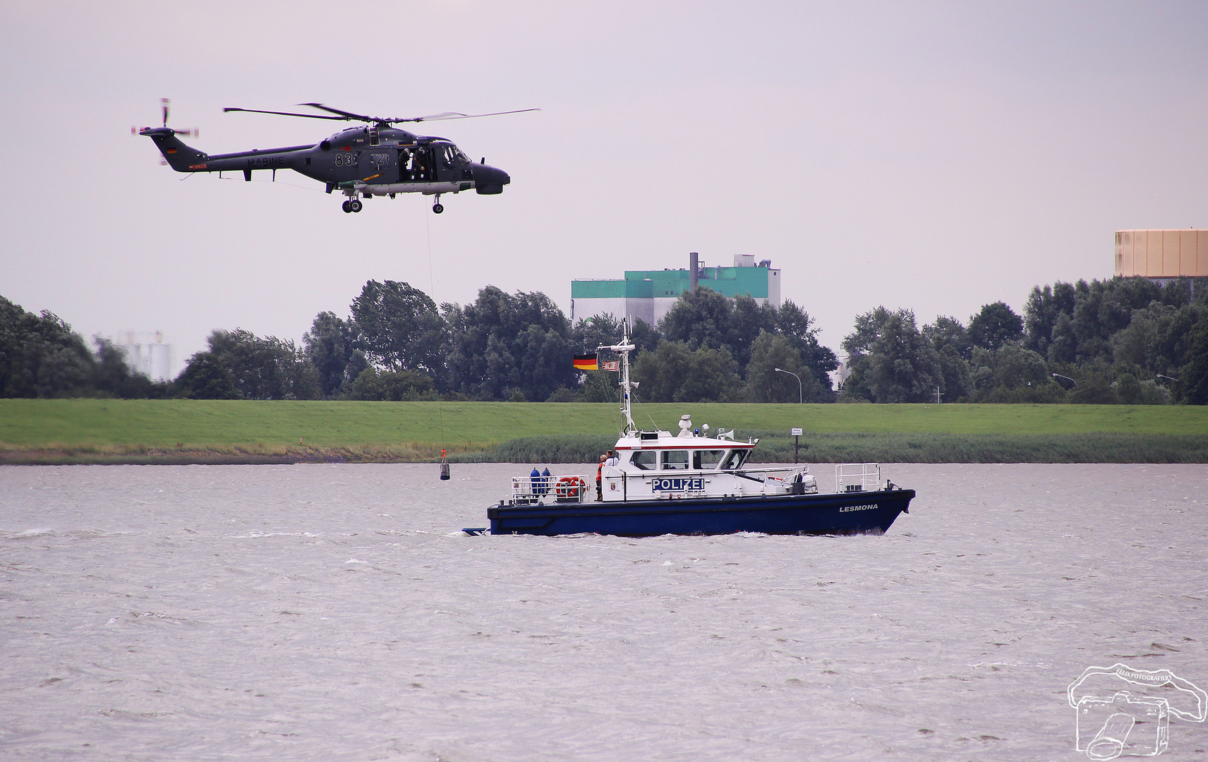 Polizei und Marine bei einer Übung