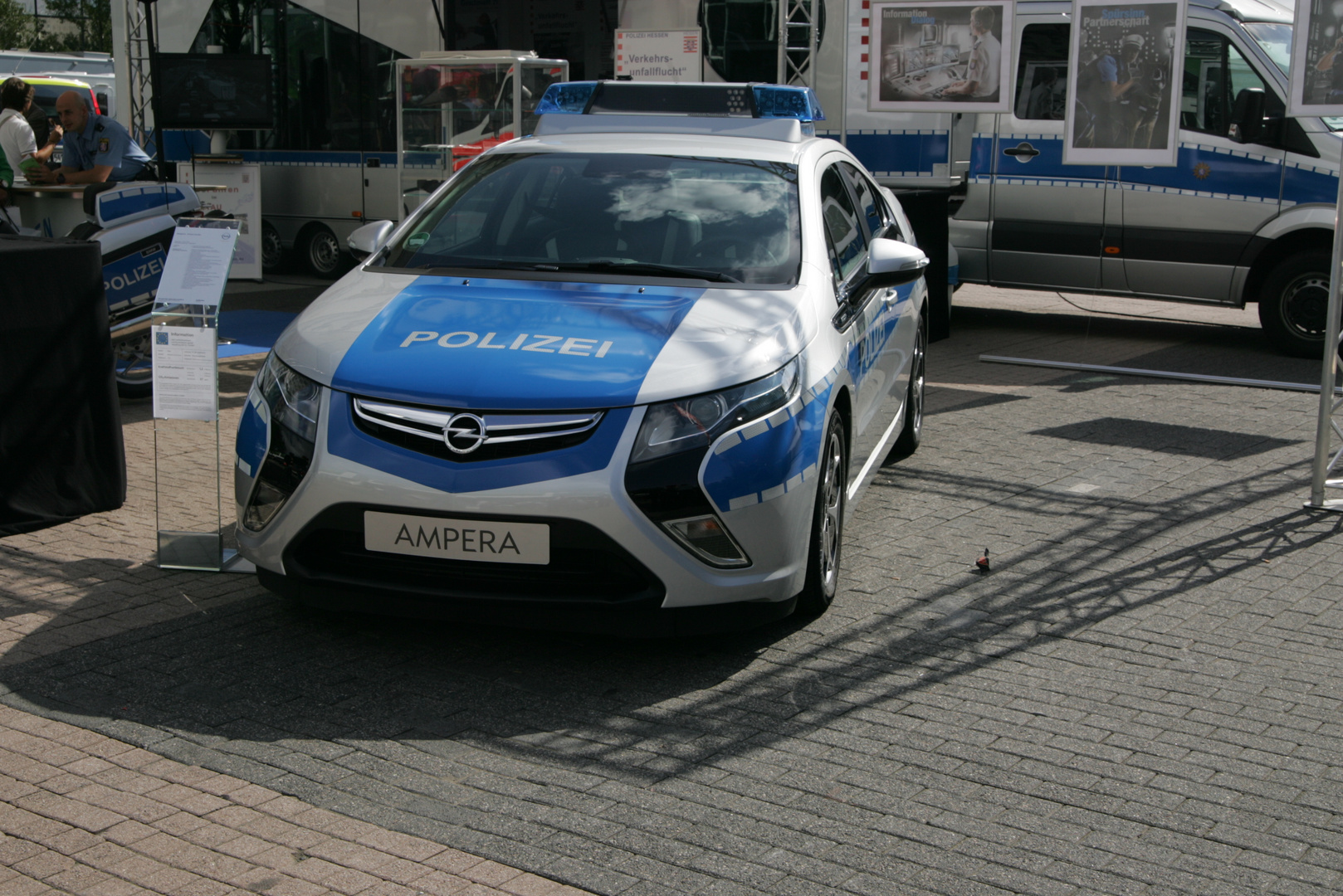 Polizei unter Starkstrom - der neue Opel Ampera