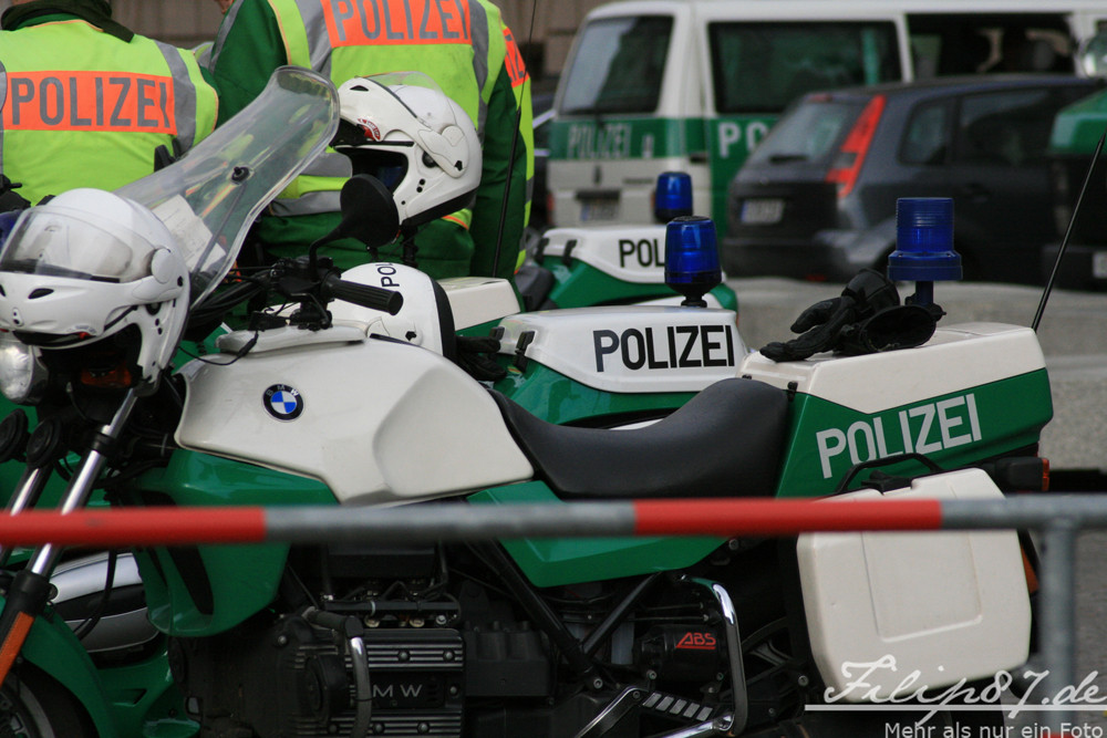 Polizei vor dem Berliner Reichstag