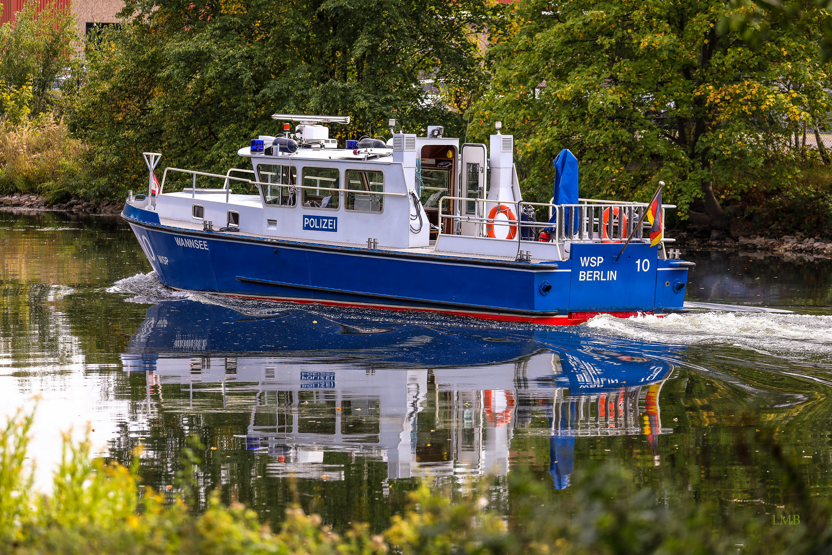 Polizeiboot-Spiegelung