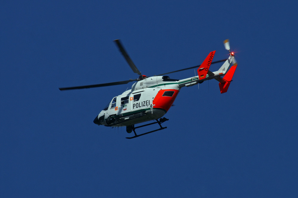 Polizeihubschrauber im Einsatz über Hochdahl