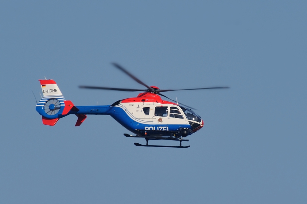 Polizeihubschrauber über der Elbe