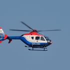 Polizeihubschrauber über der Elbe