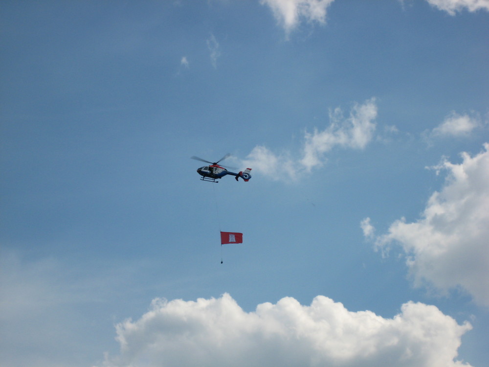 Polizeihubschraubers mit Hamburg-Flagge