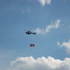 Polizeihubschraubers mit Hamburg-Flagge