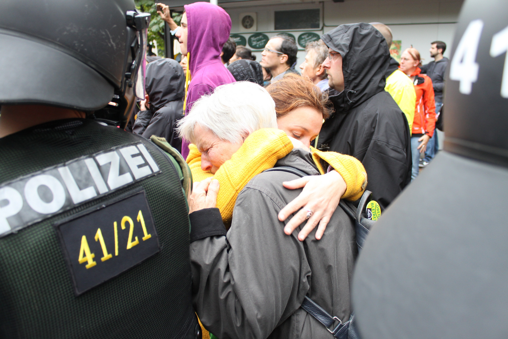 Polizeikette Park- Frau tröstet - Stuttgart  K21 30.9.10 14:00h