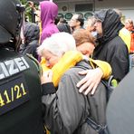 Polizeikette Park- Frau tröstet - Stuttgart  K21 30.9.10 14:00h