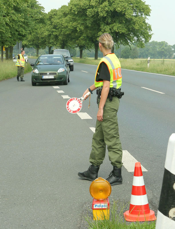 Polizeikontrolle vor WM-Spiel in Hannover - B65