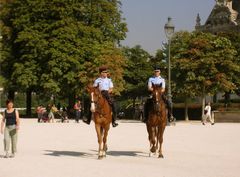 Poliziotti a cavallo.